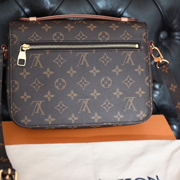 Authentic Louis Vuitton Pochette Metis Monogram Canvas - Picture 13 of 16